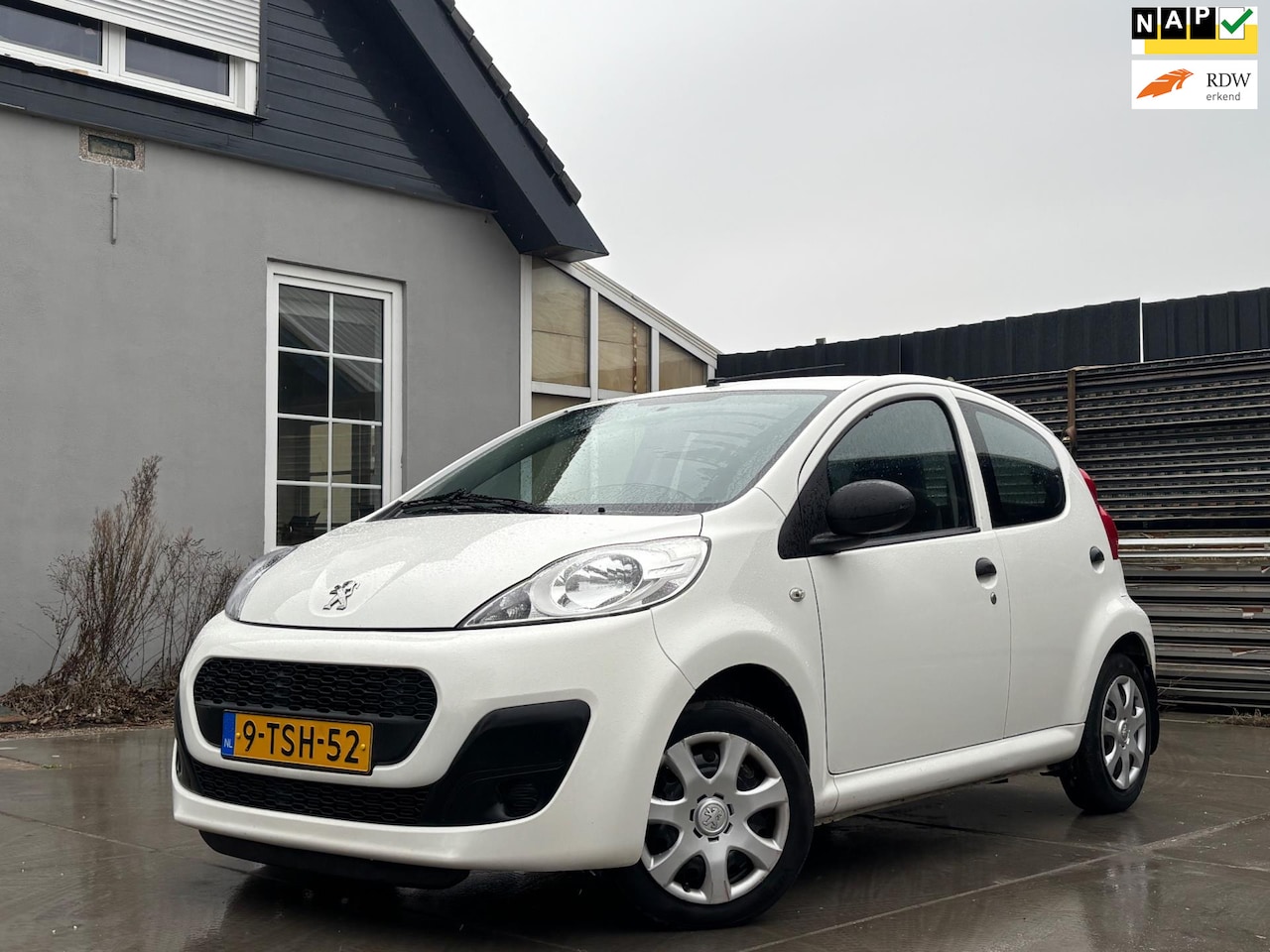 Peugeot 107 - 1.0 Urban Light Accent | Incl. Onderhoudsboek | Lage KM NAP | Airco | 5-drs | Rijdt en sch - AutoWereld.nl