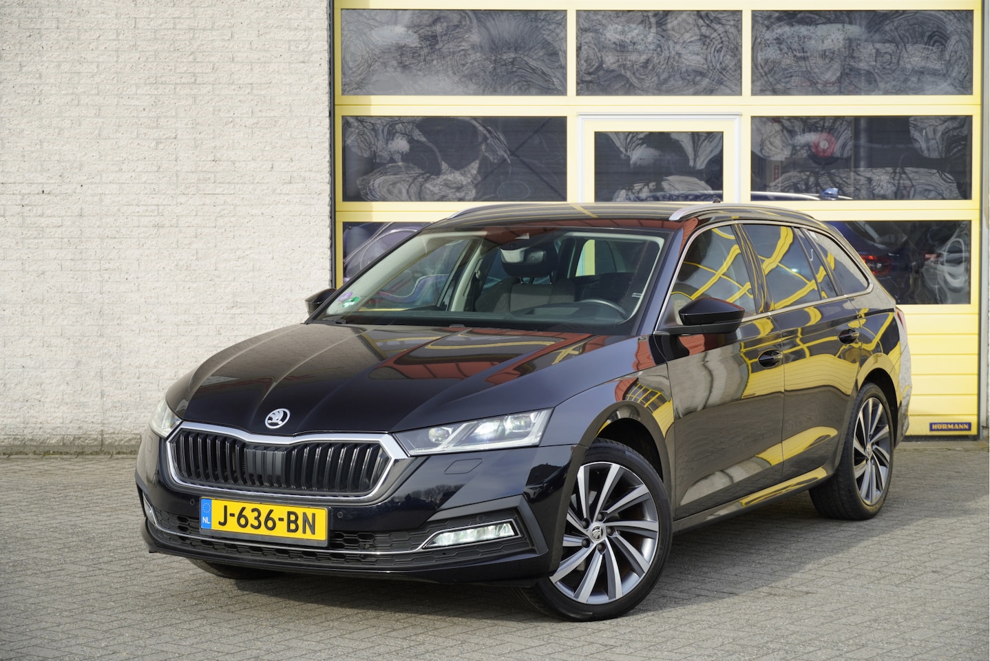 Skoda Octavia Combi - 1.5 TSI 150PK! First Edition BJ2020 Lmv 18" | Led V+A | Pdc | Navi | Keyless entry | Elek. - AutoWereld.nl