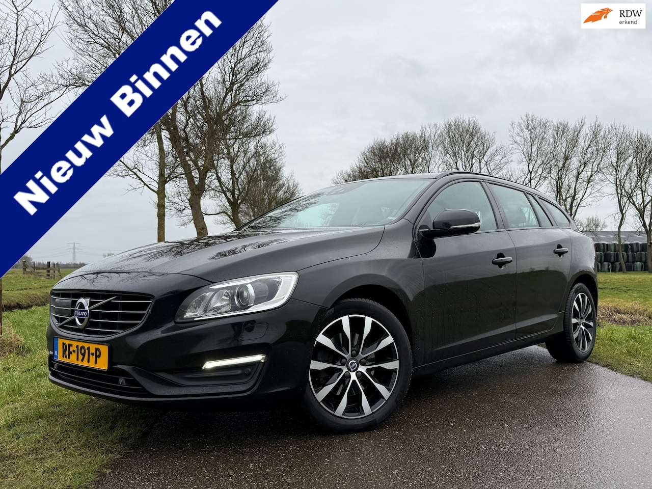 Volvo V60 - 2.0 D4 Summum Automaat | Leder | BLIS | Navi | Stoelverwarming | Trekhaak | 17" Velgen | C - AutoWereld.nl