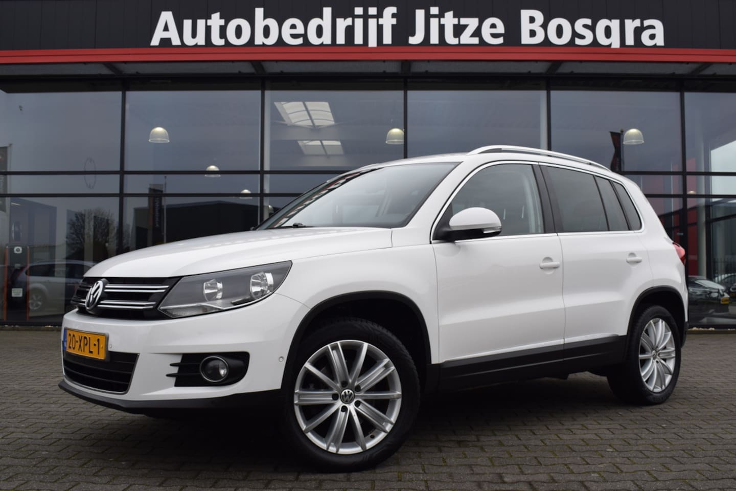 Volkswagen Tiguan - 1.4 TSI Sport&Style ECC | Full Map Navi | Telefonie | Trekhaak | Volledig Onderhouden!! - AutoWereld.nl