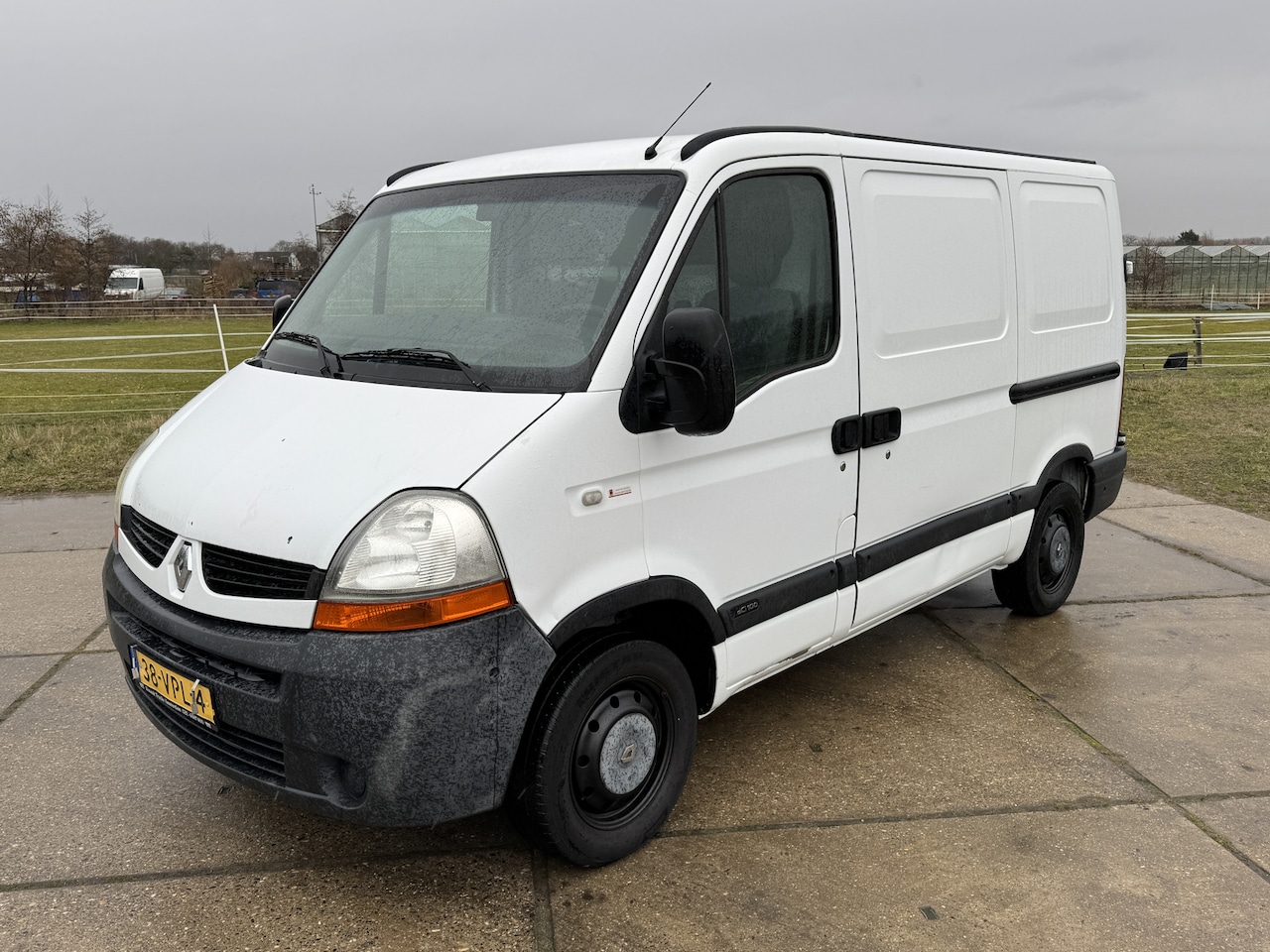 Renault Master - T33 2.5 dCi 101pk L1 H1 airco 2x schuifdeur 3 zits - AutoWereld.nl