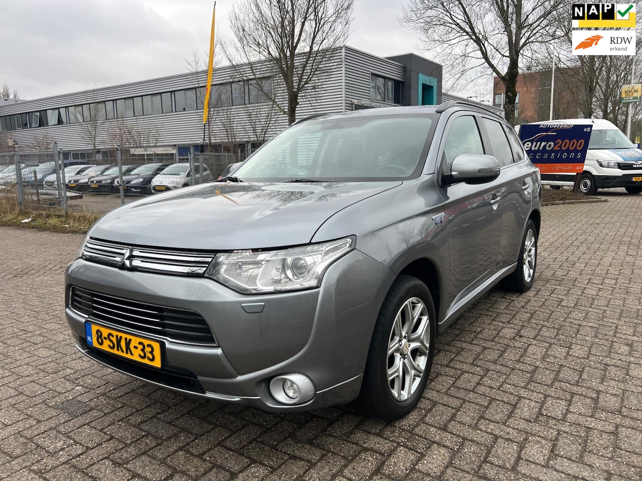 Mitsubishi Outlander - 2.0 PHEV Instyle - Schuifdak - Leder - Netjes - AutoWereld.nl