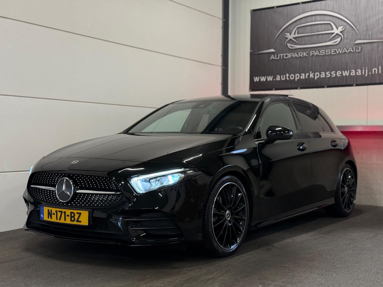 Mercedes-Benz A-klasse - 200 AMG Pano, Cruise Control, Sfeerverlichting, Stoelverwarming, Burmester, Achteruitrijca - AutoWereld.nl