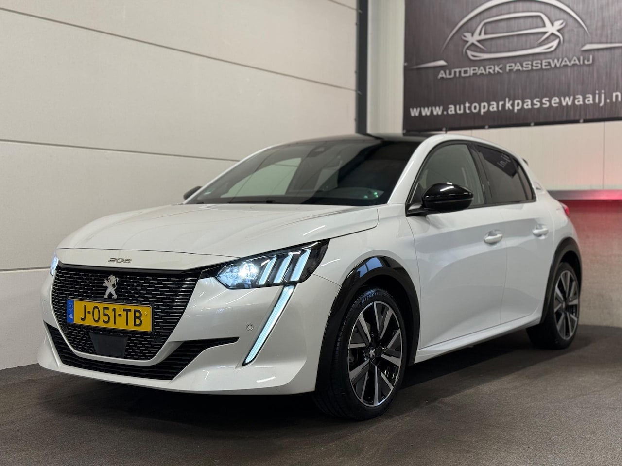 Peugeot 208 - 1.2 PureTech GT-Line Pano, Cruise Control, LED, 360° Camera, Sfeerverlichting, Apple Carpl - AutoWereld.nl