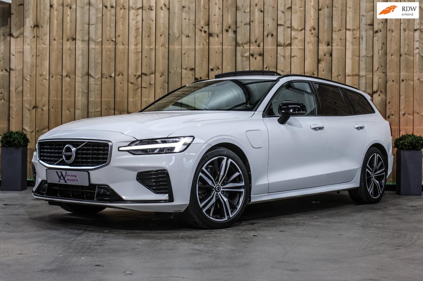 Volvo V60 - 2.0 T8 Twin Engine AWD R-Design *Pano*H/K*Head-Up*Keyless* - AutoWereld.nl