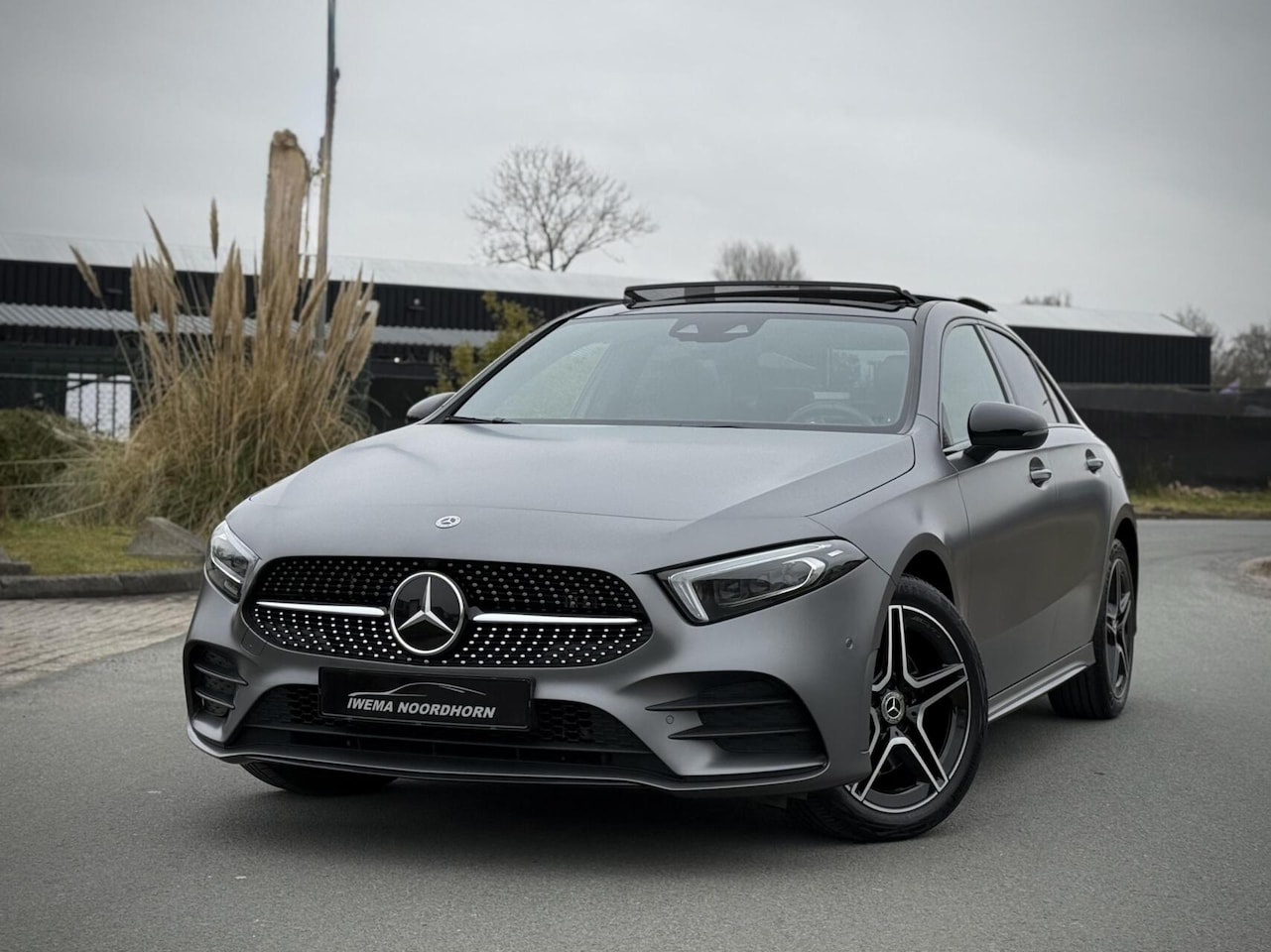 Mercedes-Benz A-klasse - 250 e Limousine AMG Panoramadak|Stoelventilatie|Camera 360°|Head-up|Leer|Multibeam|Sfeerve - AutoWereld.nl