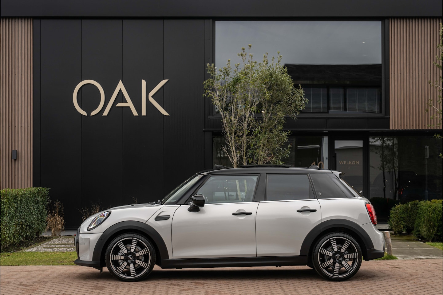 MINI Cooper - Mini 1.5 MINI Yours | Carplay | Panorama | Lounge Leder | 18"LM | Black Pack | White Silve - AutoWereld.nl