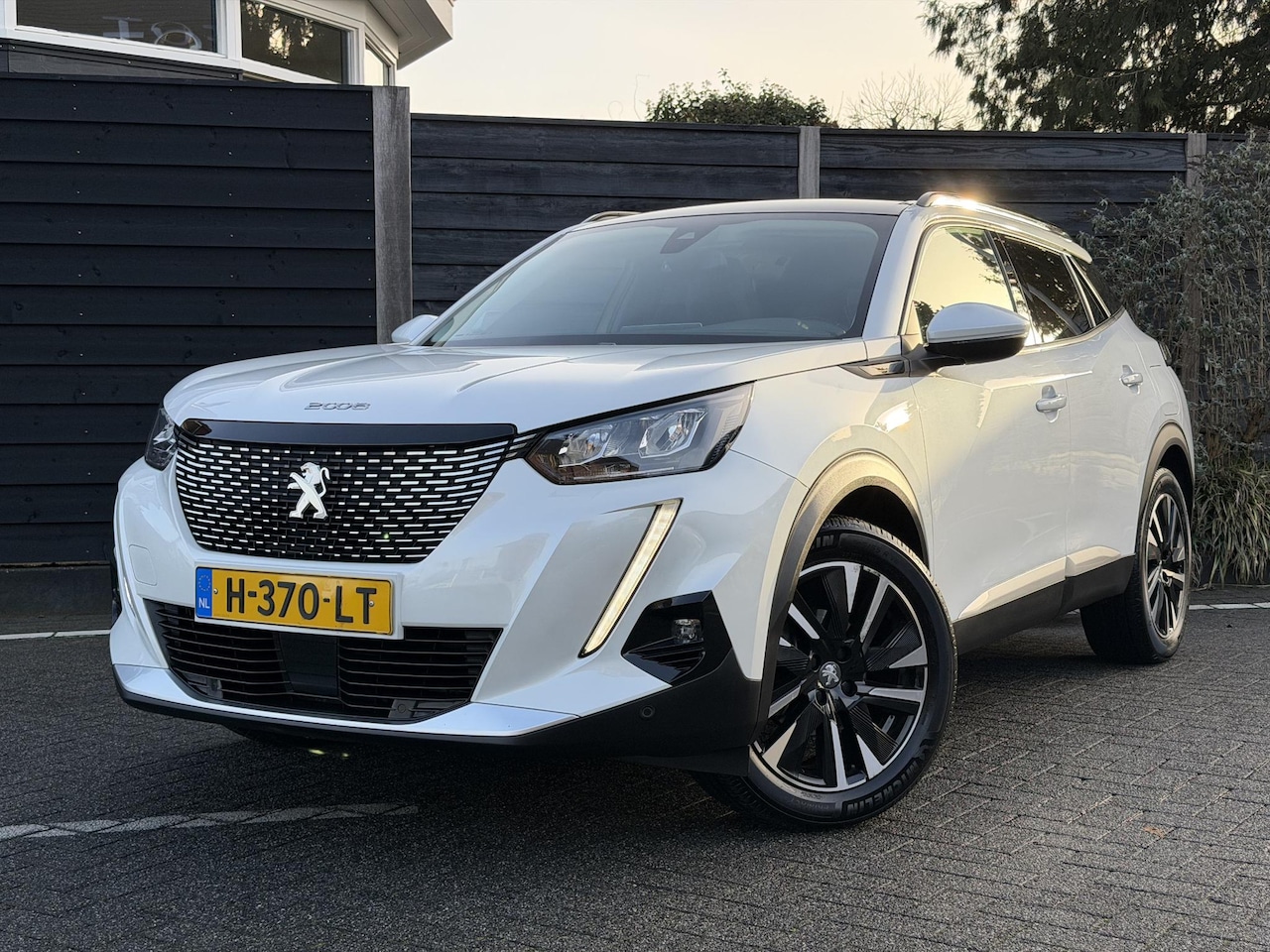 Peugeot 2008 - Allure 1.2 PureTech 130PK Navigatie, Achteruitrijcamera, Panoramadak, Keyless Start, Trekh - AutoWereld.nl