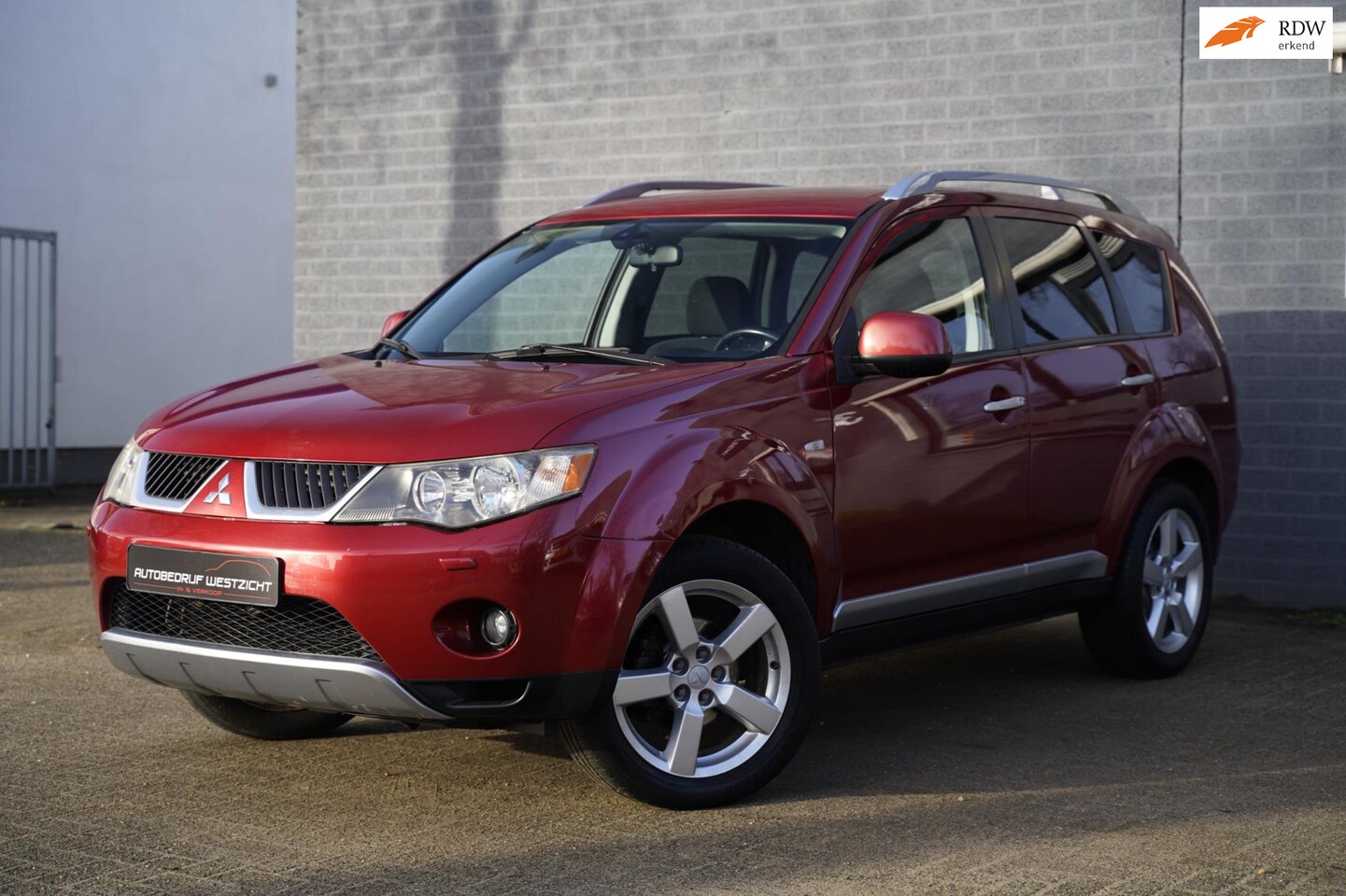 Mitsubishi Outlander - 2.4 Intense 2.4 Intense+, Automaat, 7pers, Youngtimer, Trekhaak - AutoWereld.nl