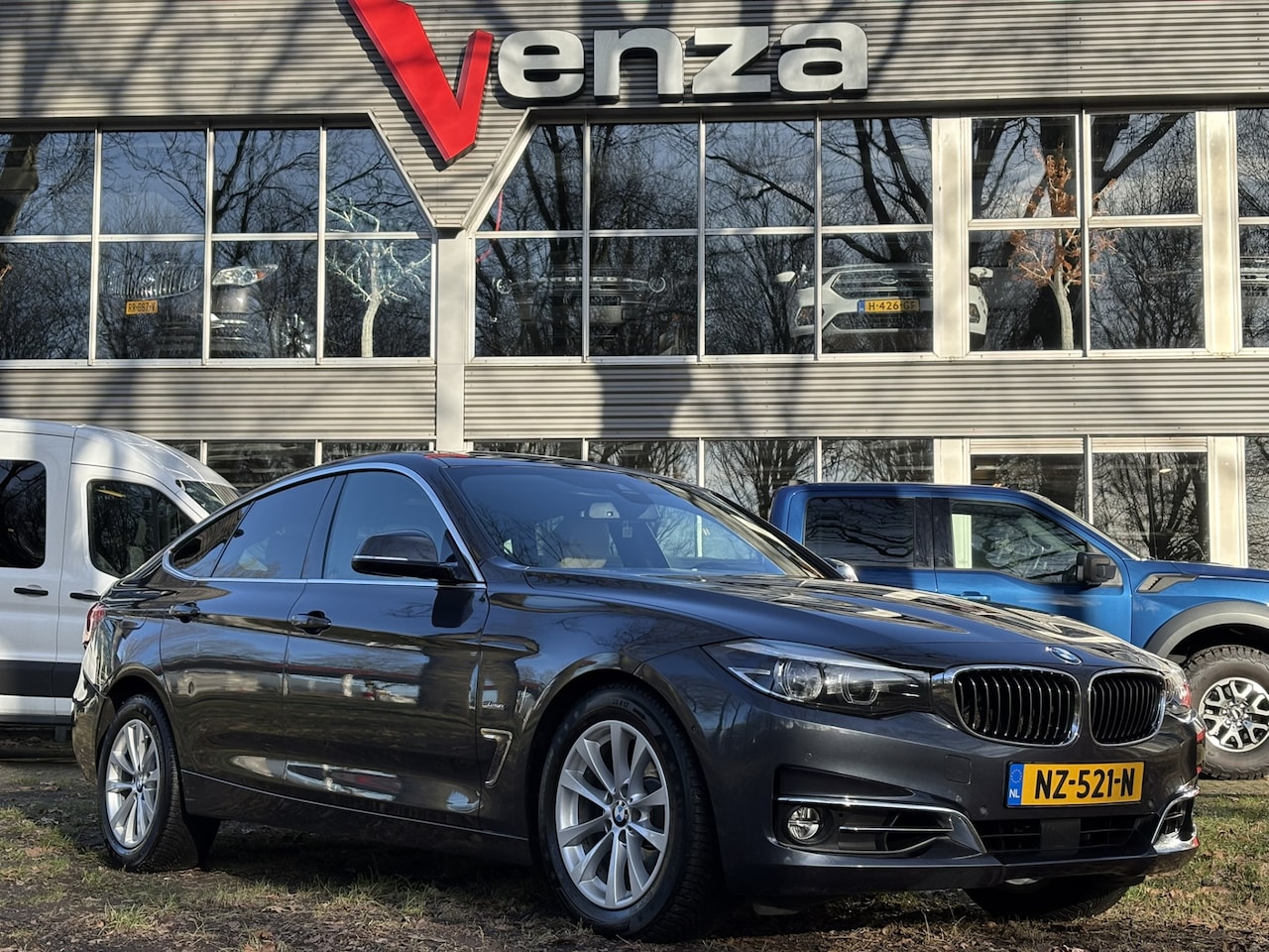 BMW 3-serie Gran Turismo - 320i Luxury Line NL-AUTO / PANO / ADEPTIVE / NAVI / CAMERA - AutoWereld.nl