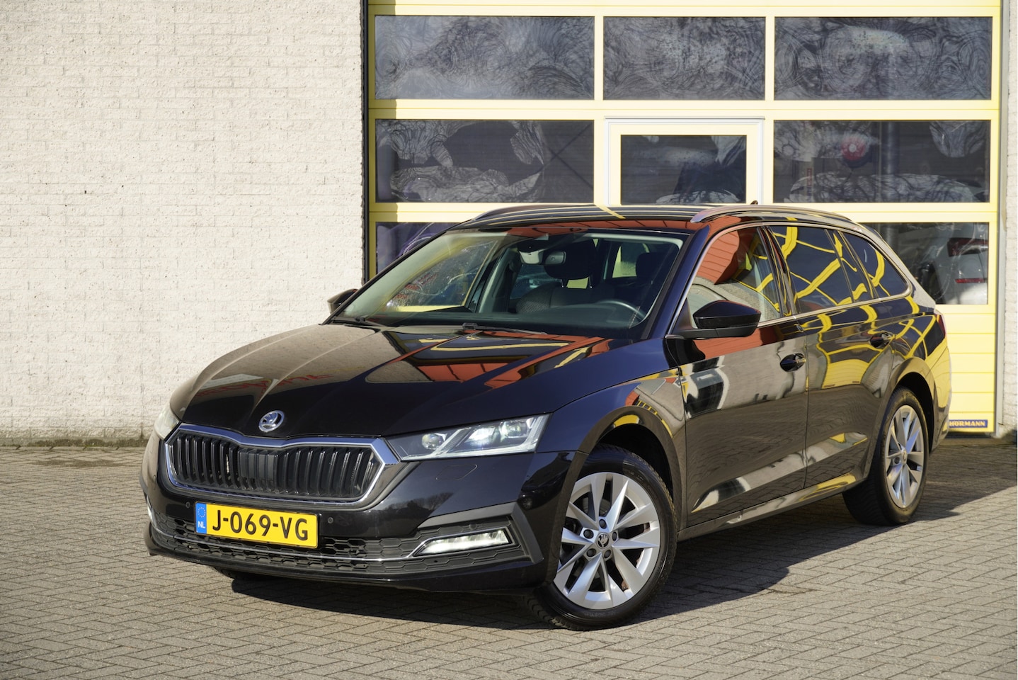 Skoda Octavia Combi - 1.5 TSI 150PK! First Edition BJ2020 Lmv 17" | Led V+A | Pdc | Navi | Keyless entry | Elek. - AutoWereld.nl