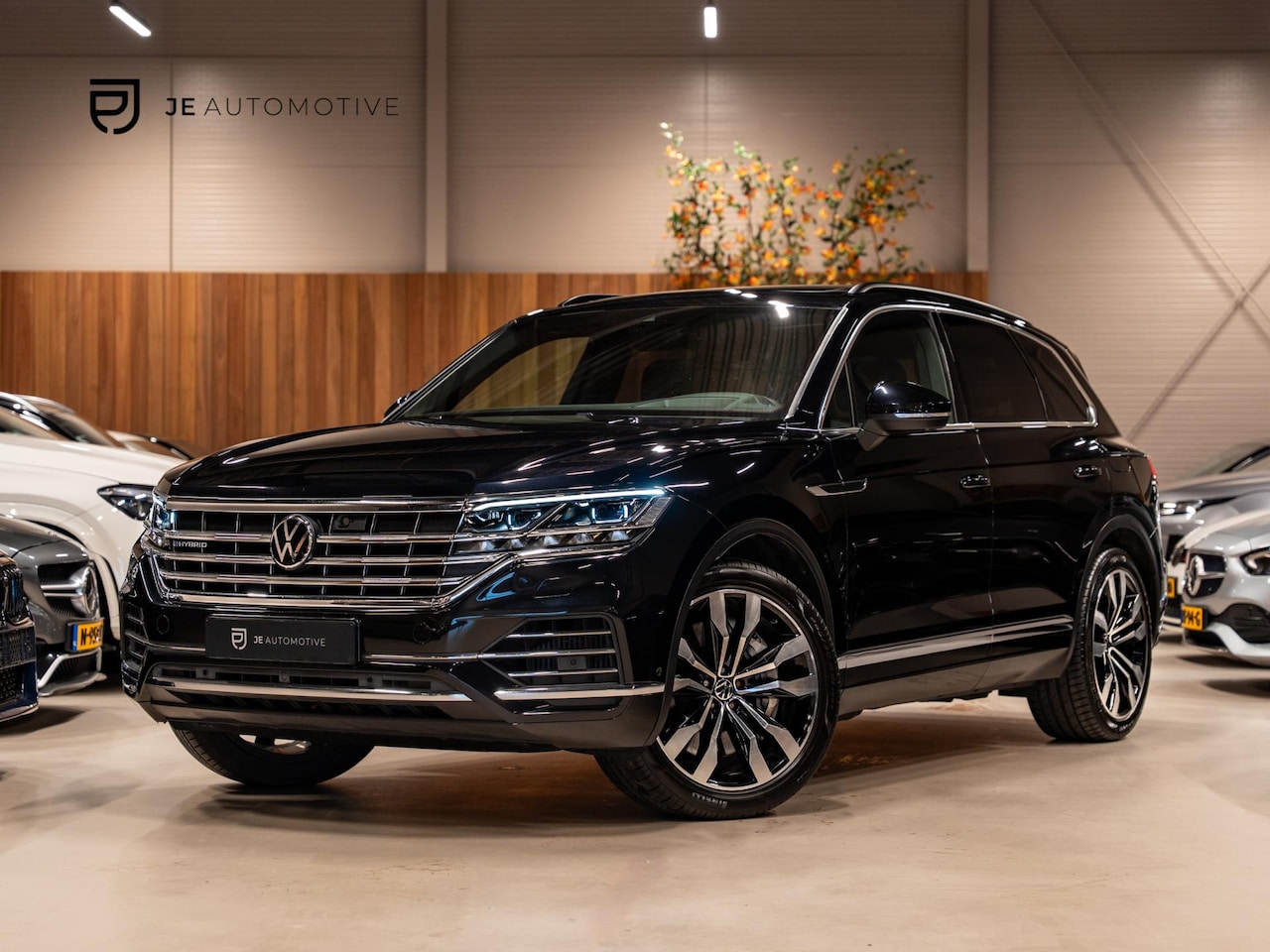 Volkswagen Touareg - 3.0 TSi eHybrid 4MOTION 3.0 TSi eHybrid 380PK 4MOTION, Pano, Softclose, Nachtzicht, 360 Cam, ACC, Leder, Massage S - AutoWereld.nl