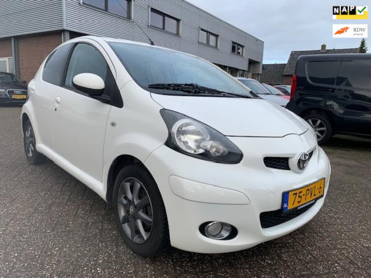 Toyota Aygo - 1.0-12V Dynamic AUTOMAAT 2011 € 5.750,- 138.300 KM NAP - AutoWereld.nl
