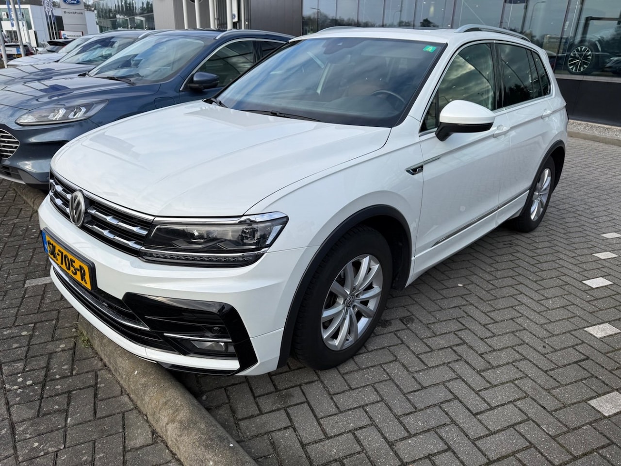 Volkswagen Tiguan - 1.4 TSI 125 pk Highline Business R | Panoramadak | Elektrische achterklep | Cruise control - AutoWereld.nl