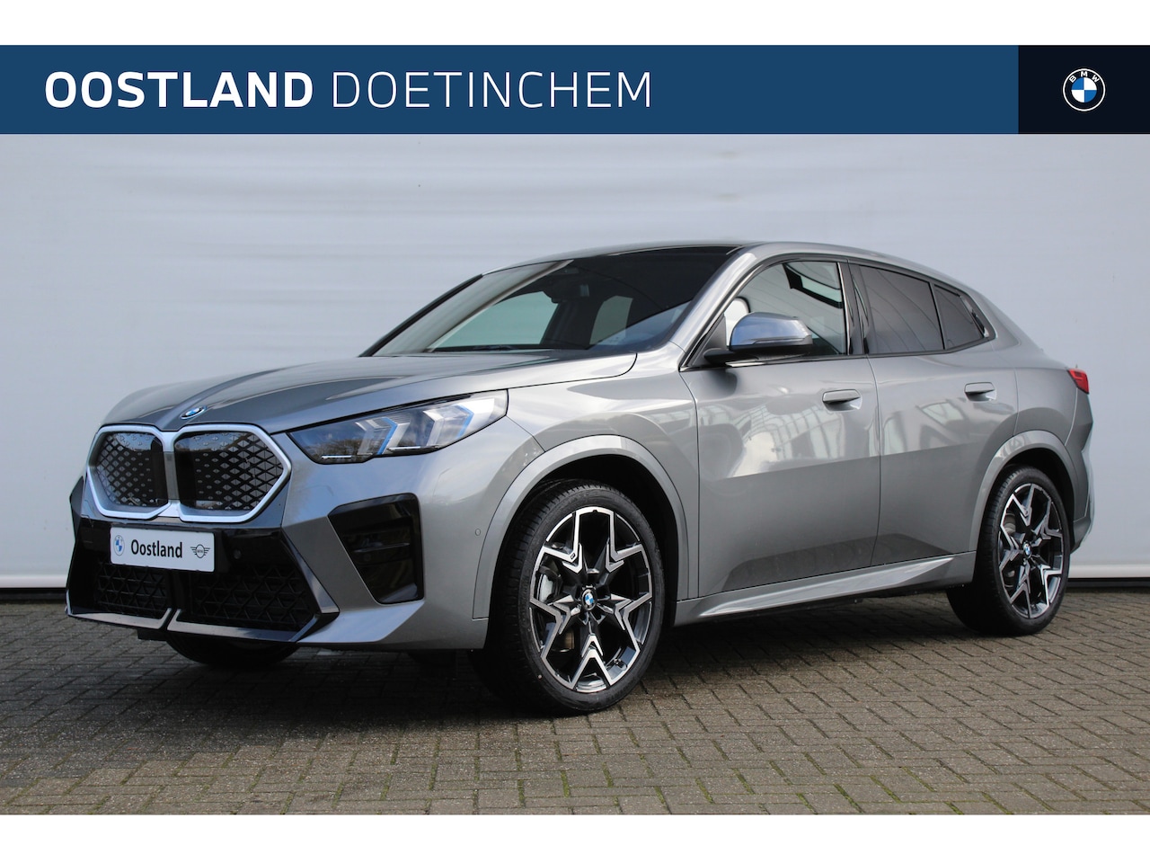 BMW iX2 - eDrive20 M Sport / Sportstoelen / Achteruitrijcamera / M Adaptief onderstel / Adaptieve LE - AutoWereld.nl