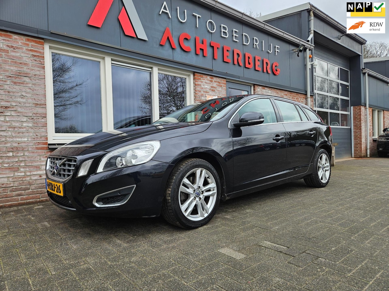 Volvo V60 - 1.6 T3 Momentum Trekhaak! Automaat! Dealer Onderhouden! Airco/Clima! Cruise Control! - AutoWereld.nl