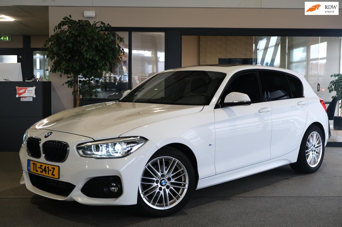 BMW 1-serie - 118i M-Sport 136PK Pano Navi Cruise PDC LED Leder - AutoWereld.nl