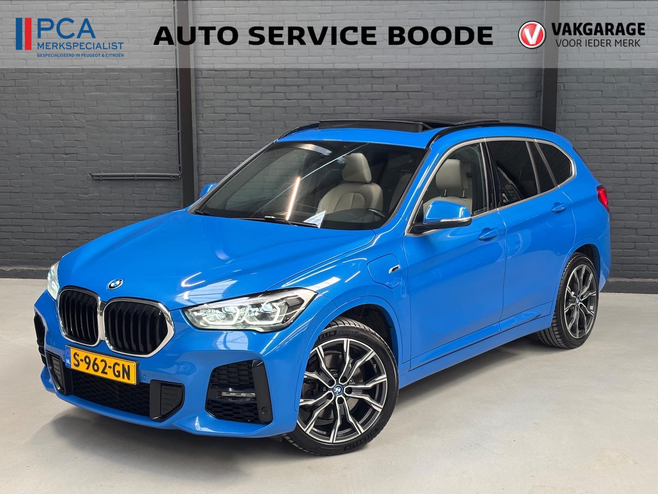 BMW X1 - XDrive25e (220pk) PHEV M sport automaat - leer - schuifdak - trekhaak - AutoWereld.nl
