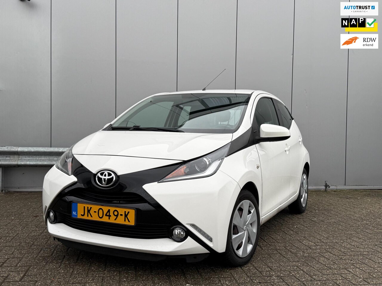 Toyota Aygo - 1.0 VVT-i x-play | Airco | Bluetooth | Camera | 12 maanden garantie | 100% onderhouden - AutoWereld.nl