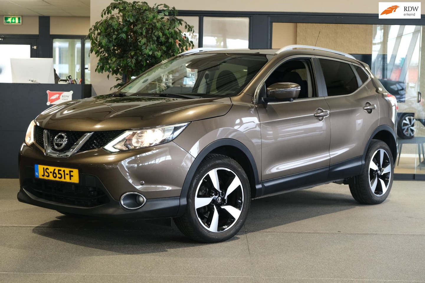 Nissan Qashqai - 1.2 N-Connecta Pano 360cam trekhaak Navi - AutoWereld.nl
