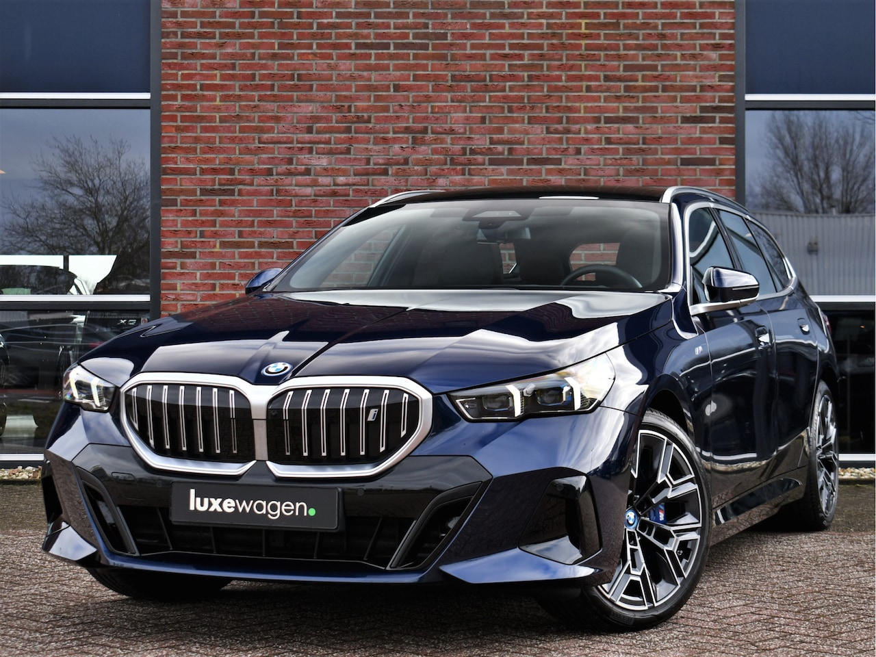 BMW i5 Touring - eDrive40 M-Sport Pano Adp-demping B&W Comfzetel+Vent 20inch - AutoWereld.nl