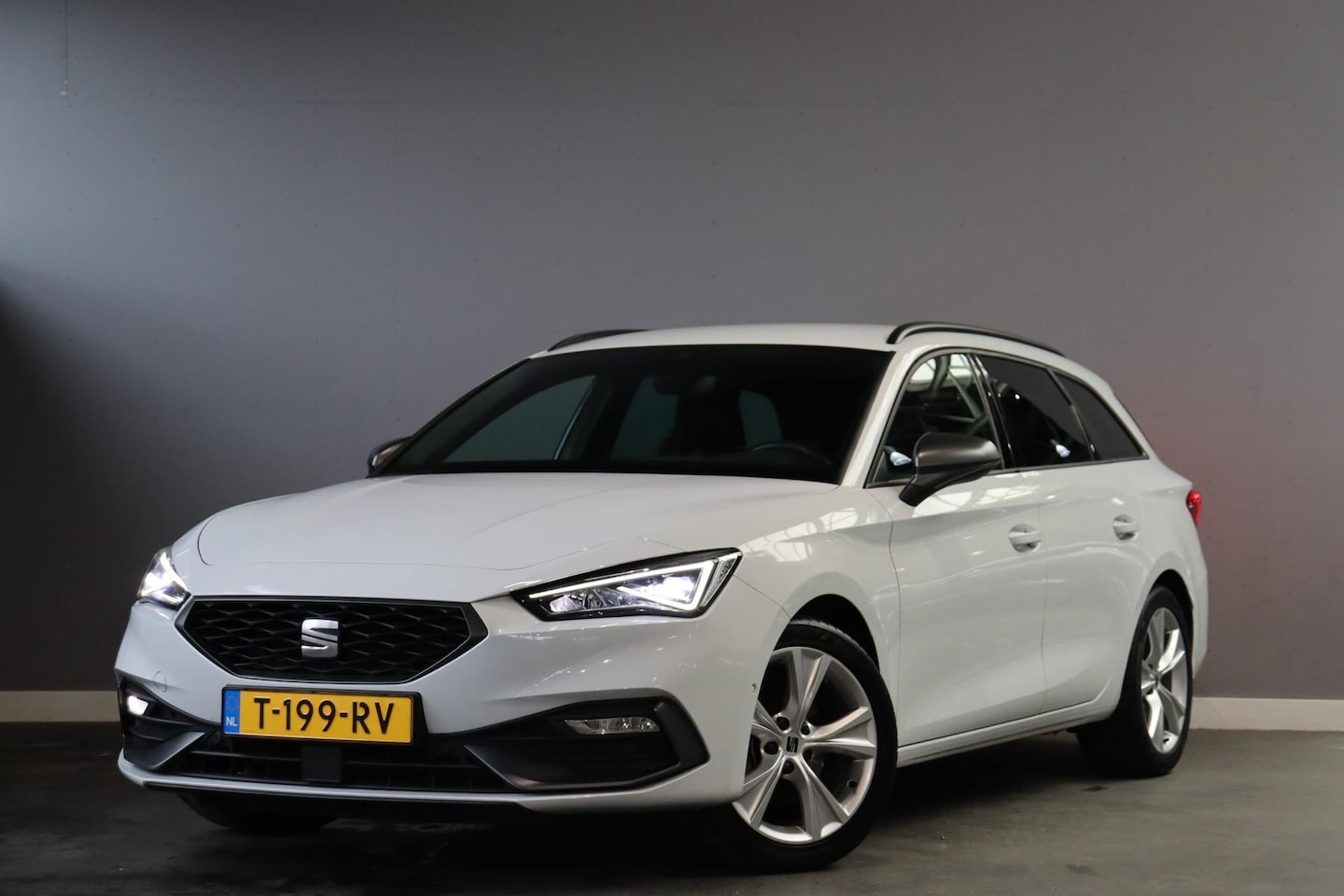 SEAT Leon Sportstourer - 1.0 eTSI FR Business Intense Automaat Stoelverwarming Navi LED Clima - AutoWereld.nl