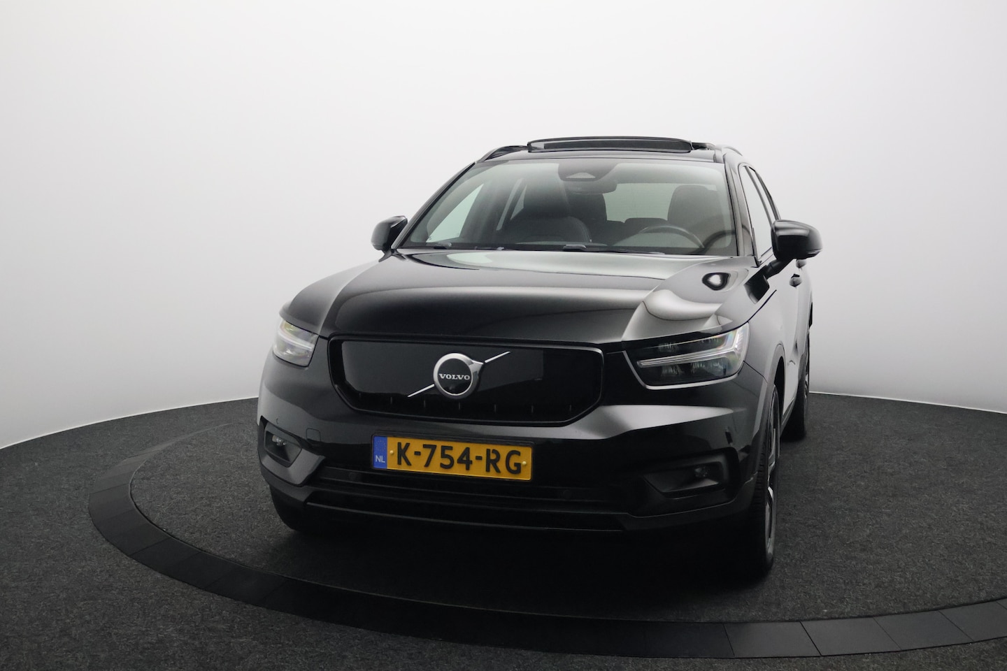 Volvo XC40 - Recharge P8 AWD R-Design 408PK SOH 93,7% | Warmtepomp | Panoramadak | Harman/Kardon | 360° - AutoWereld.nl