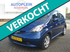 Toyota Aygo - 1.0-12V + zuinig 5 deurs in Nederland nieuw geleverd autootje met airco en centrale portie