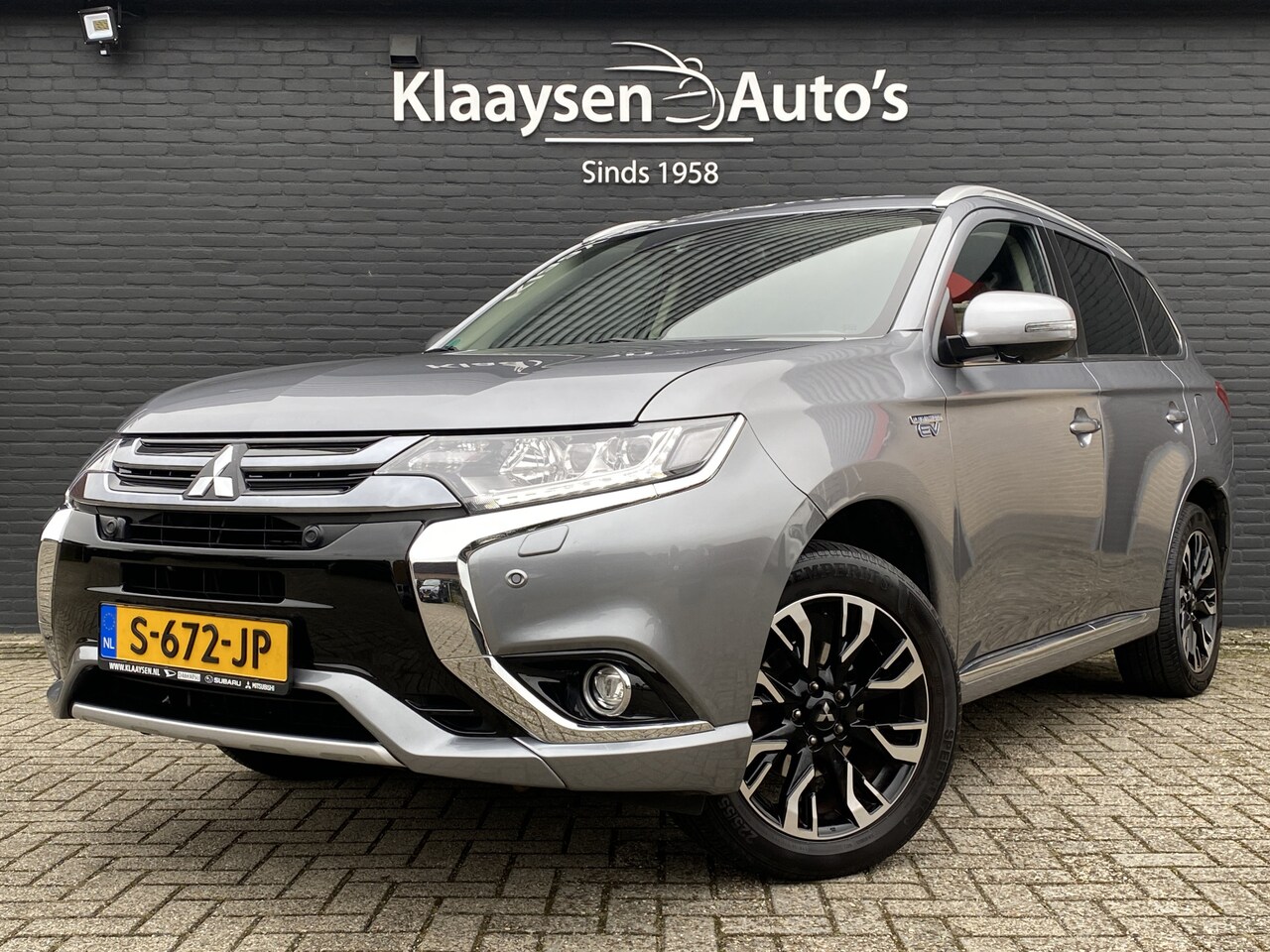 Mitsubishi Outlander - 2.0 PHEV Instyle+ 204 pk 4WD AUT. | navigatie | schuifdak | trekhaak | leder interieur | e - AutoWereld.nl