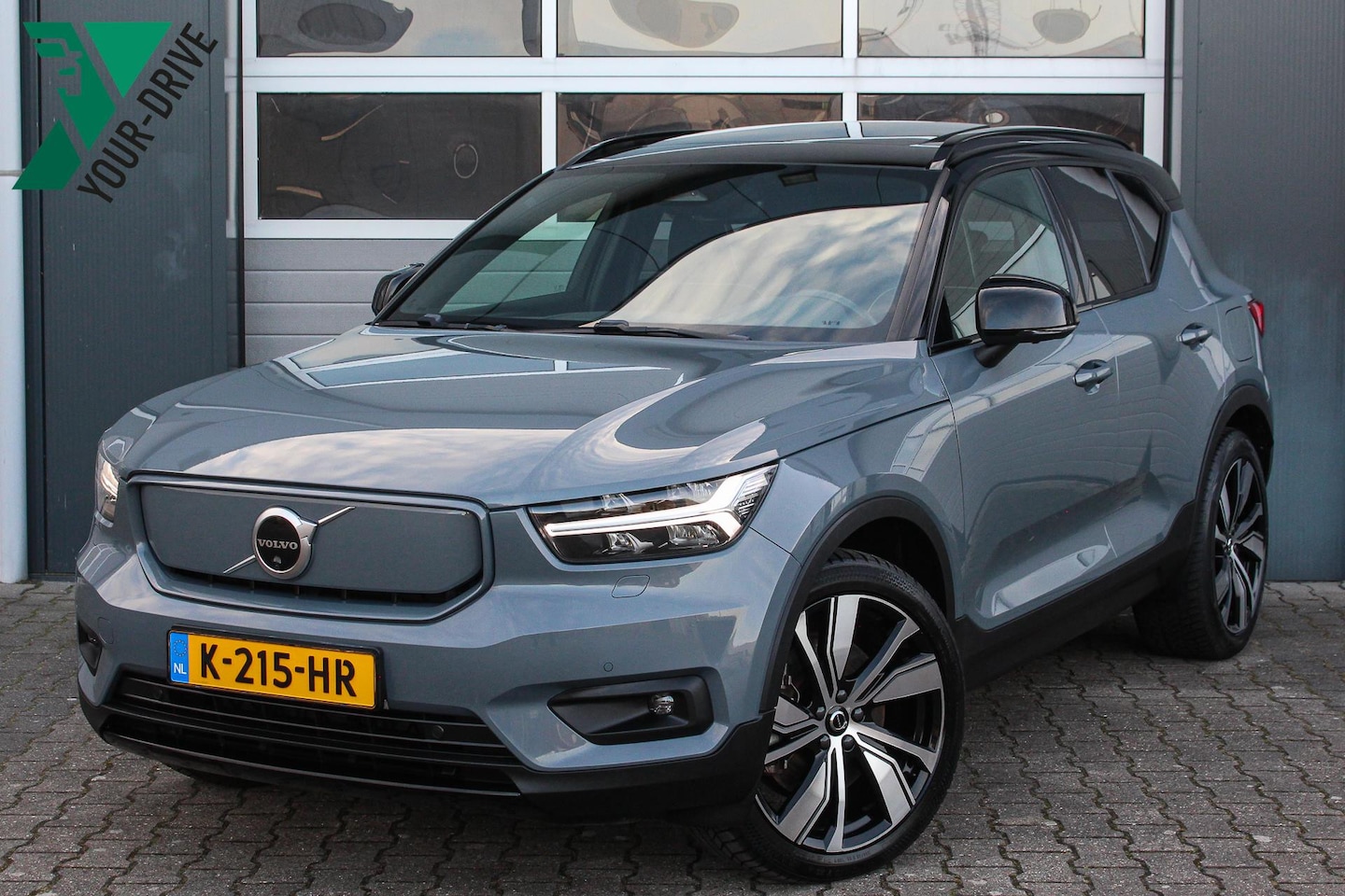 Volvo XC40 - Recharge P8 AWD R-Design | 12 Mnd. Garantie + Panoramadak & H/K Audio| Nette en zeer compl - AutoWereld.nl