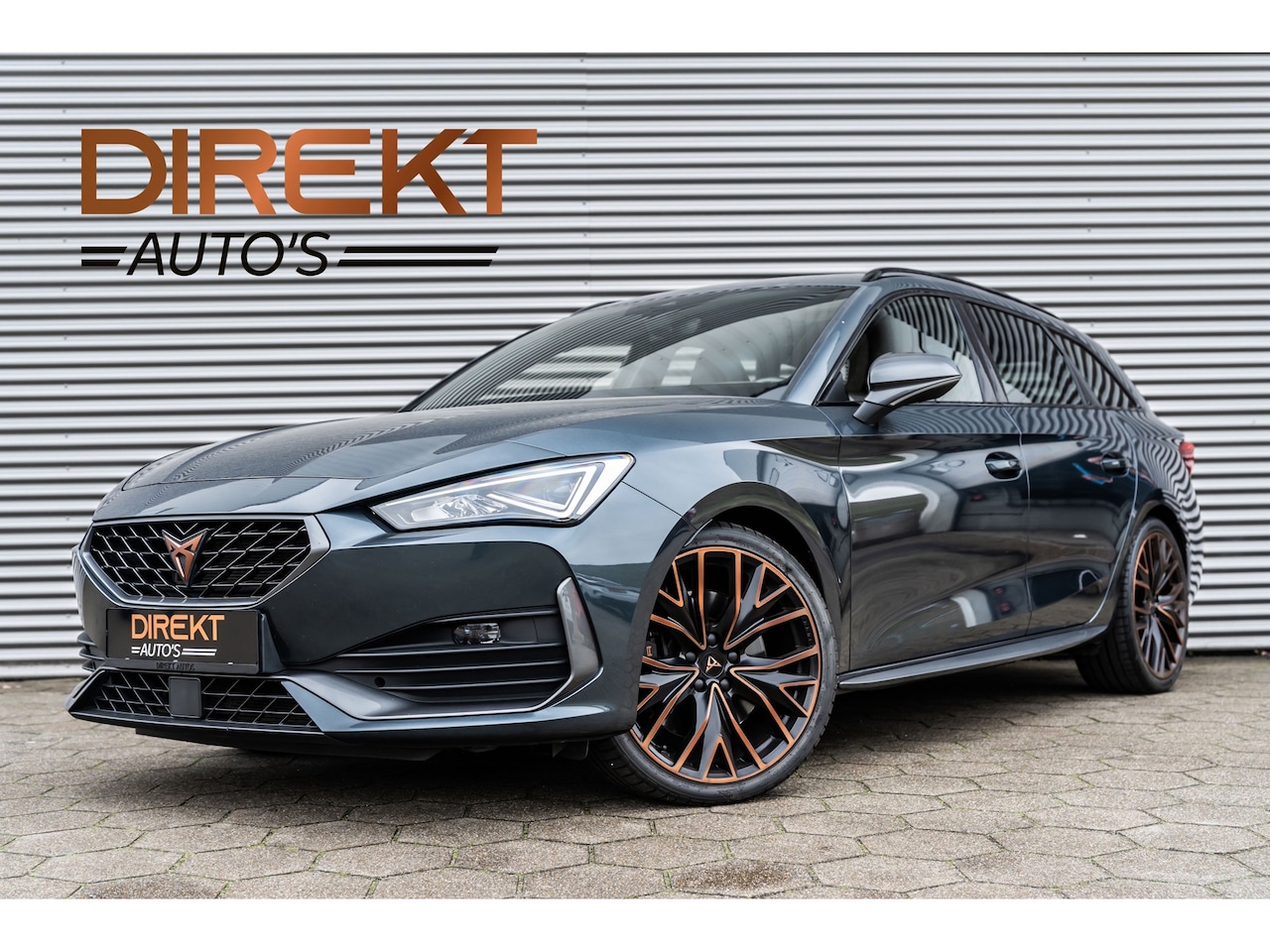 CUPRA Leon Sportstourer - ST 2.0 TSI 4DRIVE PANO CAMERA BEATS TREKH. KEYLESS - AutoWereld.nl