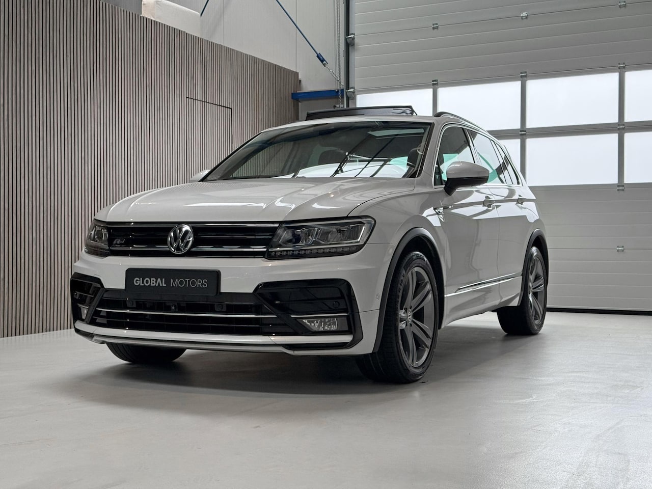 Volkswagen Tiguan - R Line 1.4 TSI ACT Comfortline BlueMotion 150 PK - AUTOMAAT - PANORAMADAK - LEER - 360 CAM - AutoWereld.nl