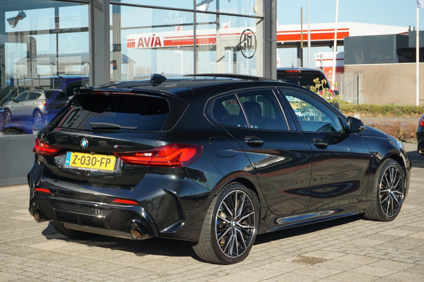 BMW 1-serie - M135i xDrive High Executive Np. € 75k | ACC | PANO | H&K | elct. stoelen - AutoWereld.nl