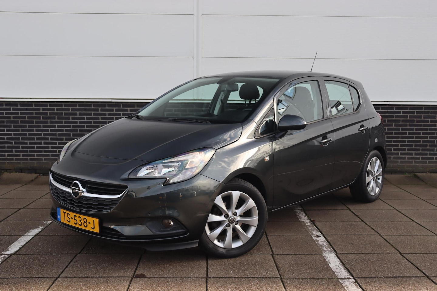 Opel Corsa - 1.4 Favourite Apple Carplay LM Velgen Cruise Control - AutoWereld.nl
