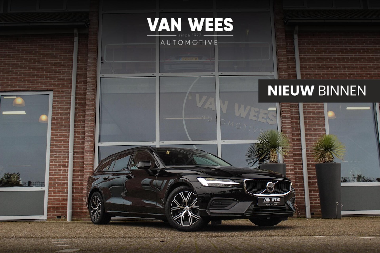 Volvo V60 - 2.0 B3 Essential | 2e eigenaar | BTW auto | Origineel NL | Carplay | LED | Camera | 17 inc - AutoWereld.nl