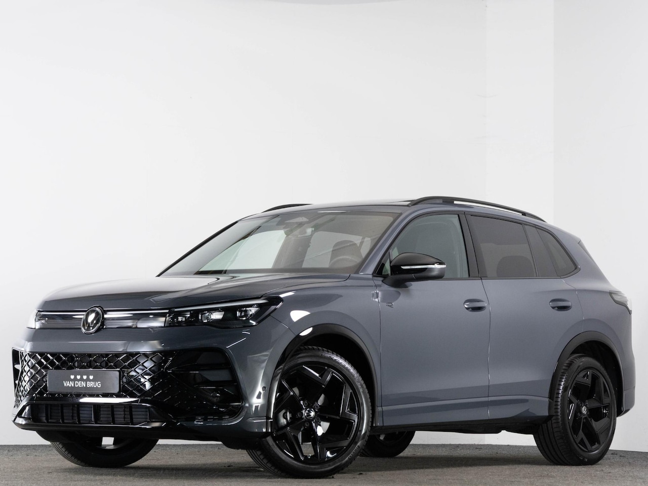 Volkswagen Tiguan - 1.5 eTSI R-Line Edition 150 pk DSG | Panoramadak | Black Style | LED Plus | Achteruitrijca - AutoWereld.nl