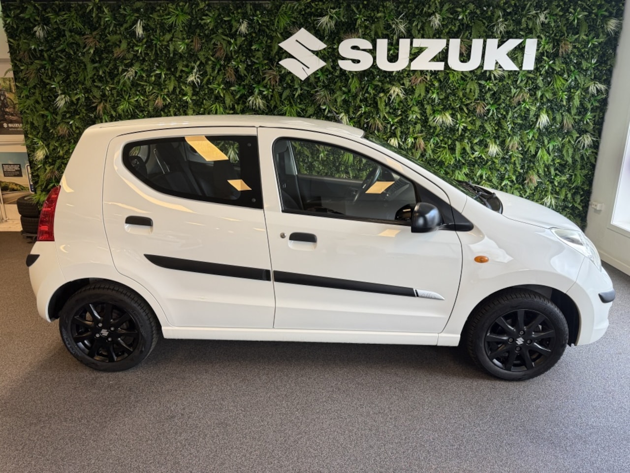 Suzuki Alto - Airconditioning 8 air bags 1.0 Comfort Sportvelgen+All-season banden PDC Stootlijsten - AutoWereld.nl