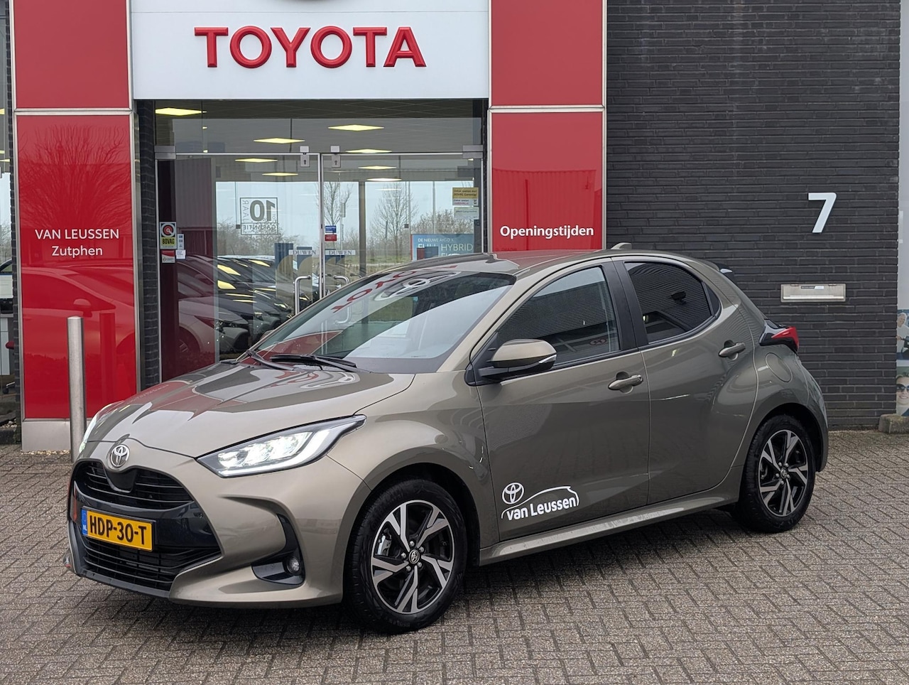 Toyota Yaris - 1.5 Hybrid 115 First Edition LM-VELGEN AD-CRUISE NAVI CAMERA PRIVACY-GLASS - AutoWereld.nl
