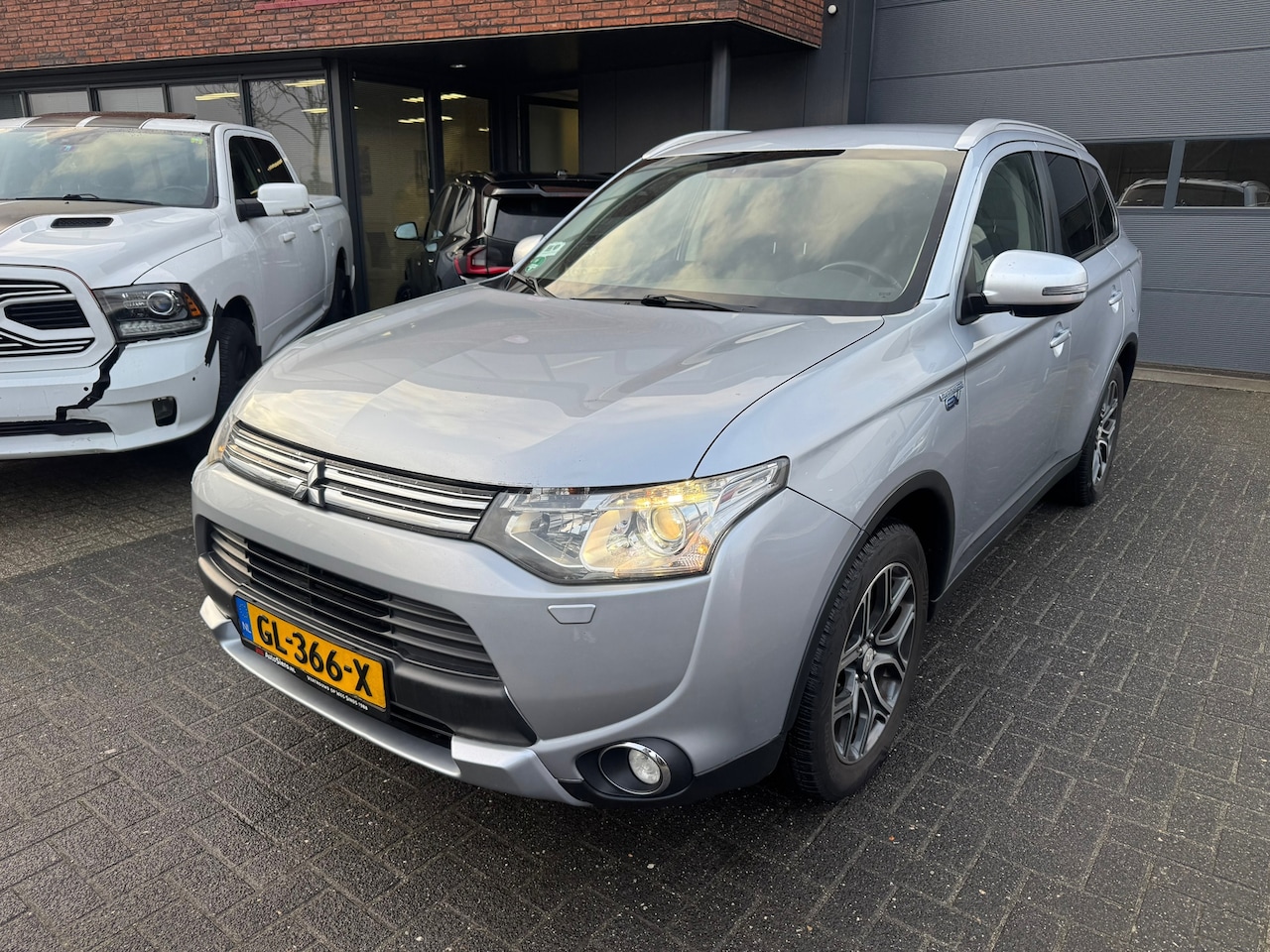 Mitsubishi Outlander - 2.0 PHEV Executive Edition X-Line XENON CAMERA TREKHAAK - AutoWereld.nl