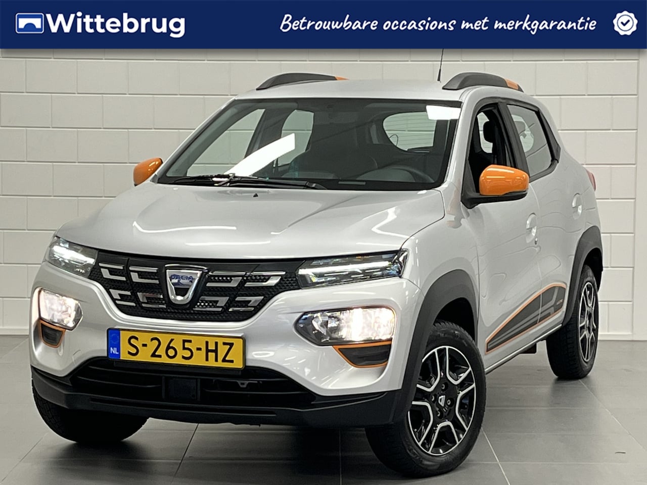 Dacia Spring - Comfort Plus (Orange Pack) 27 kWh LEDER | NAVIGATIE | LICHTMETALEN VELGEN - AutoWereld.nl