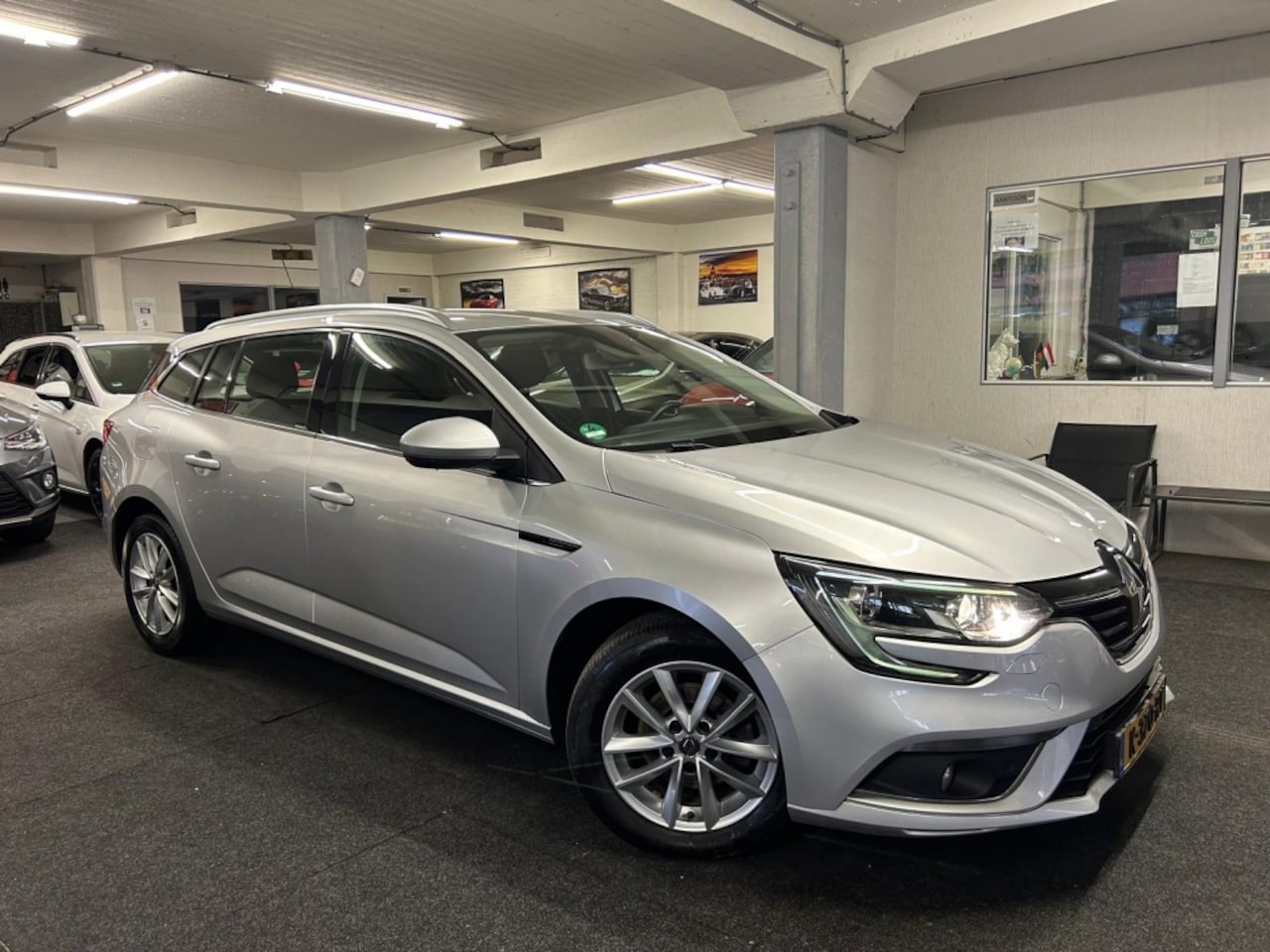 Renault Mégane Estate - 1.3 TCe Limited*Automaat*Navi*Carplay*Stoelver.* - AutoWereld.nl