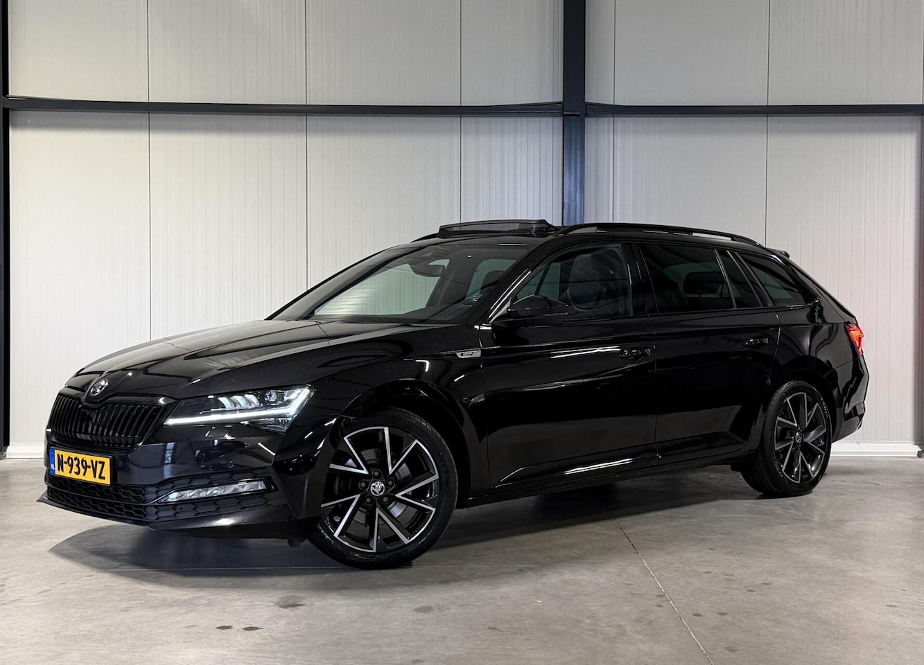 Skoda Superb Combi - Skoda Superb 1.5 TSI Sportine Pano Virtual Trekhaak Memory - AutoWereld.nl