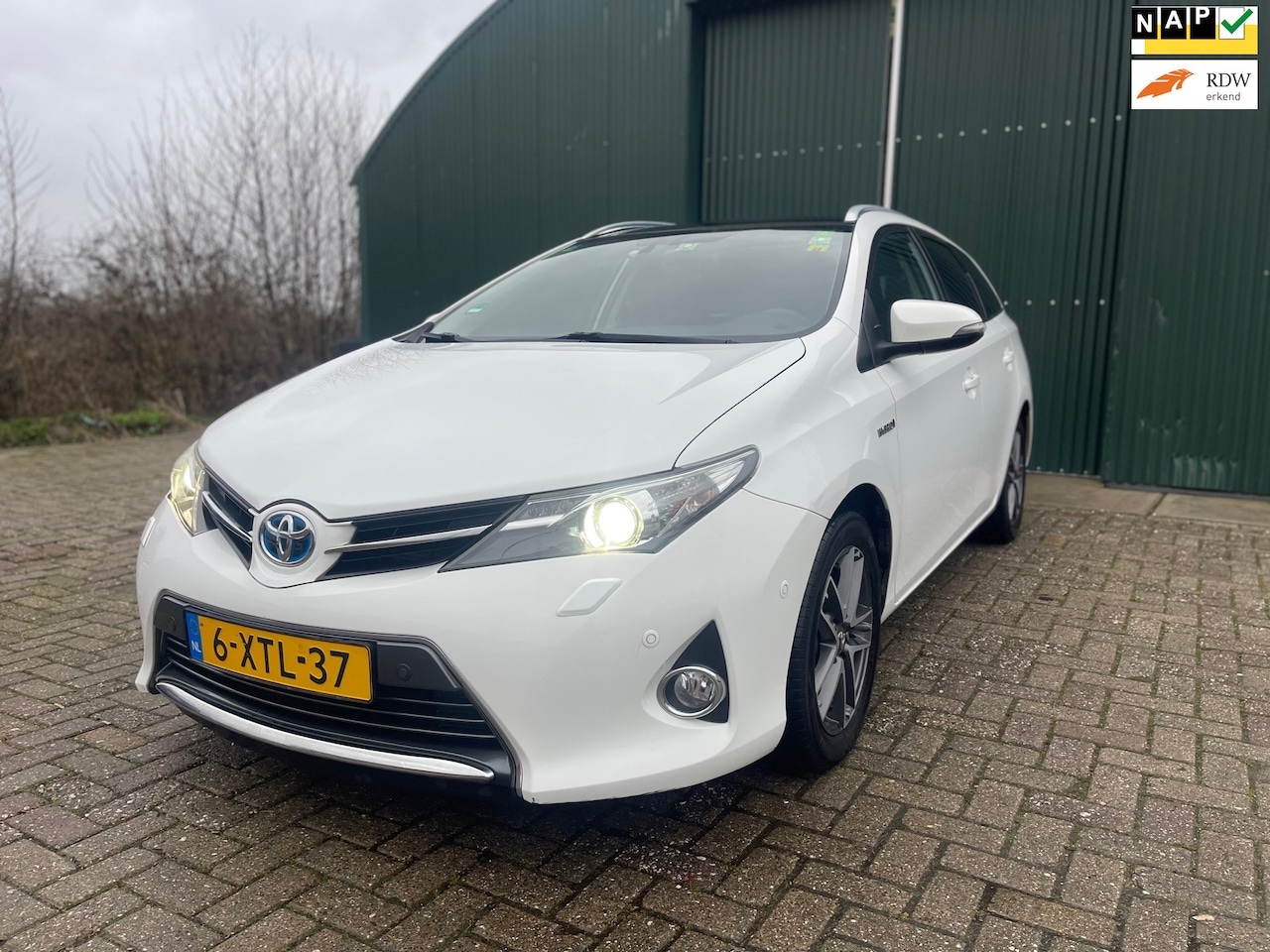 Toyota Auris Touring Sports - 1.8 Hybrid Lease FULL OPTION! Dealer onderhouden! - AutoWereld.nl