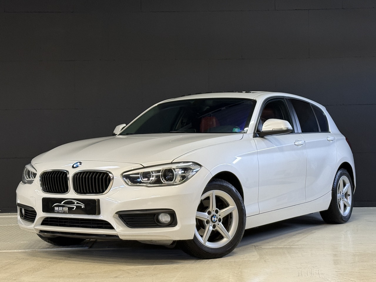 BMW 1-serie - 118i Corporate Lease Executive | Schuif/kanteldak | Groot navi | Leder | Full LED - AutoWereld.nl