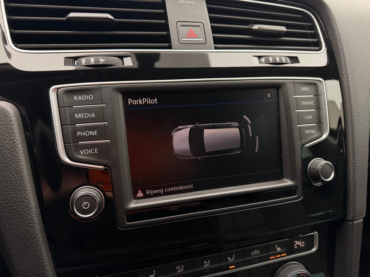 Volkswagen Golf - 7 1.2 TSI Allstar Carplay Navi CruiseControl 6-bak Stoelverwarming! Inruil mogelijk! - AutoWereld.nl