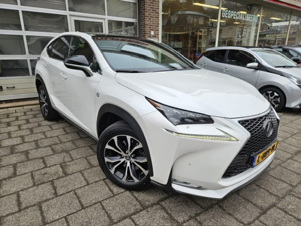 Lexus NX - 300h AWD F Sport Line Panoramadak/Trekhaak - AutoWereld.nl