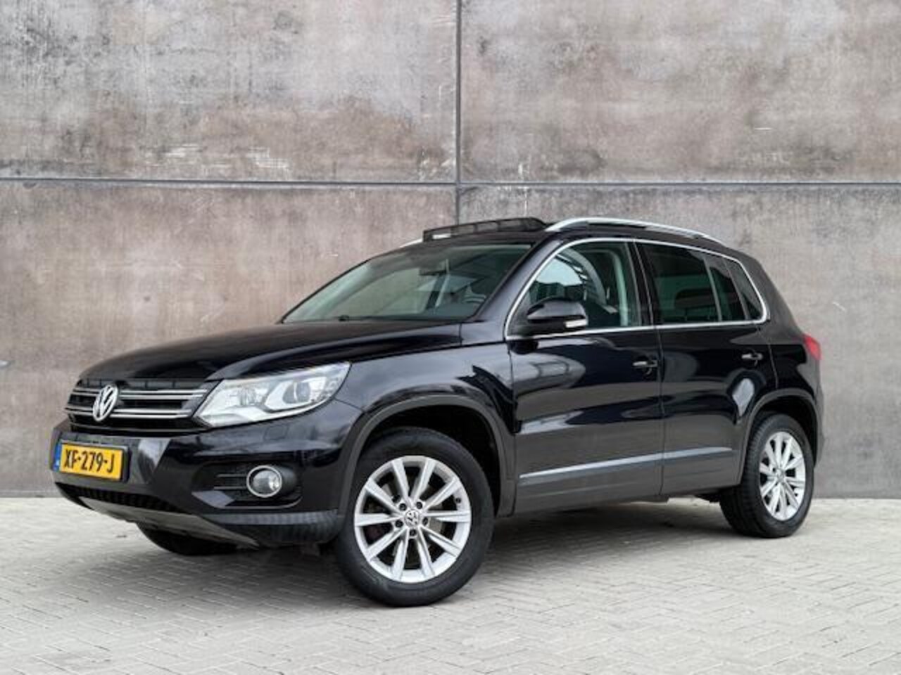 Volkswagen Tiguan - 2.0 TSI Track & Field 4motion 2500KG trekgewicht! | Trekhaak | Pano-dak | Xenon | APK 12-2 - AutoWereld.nl