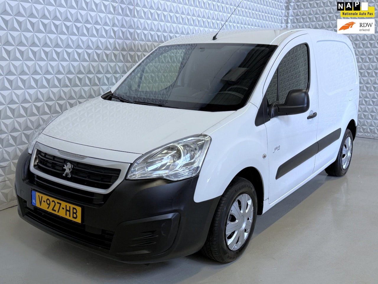 Peugeot Partner - 120 1.6 BlueHDi 75 Airco Cruise / EURO 6 (2017) - AutoWereld.nl