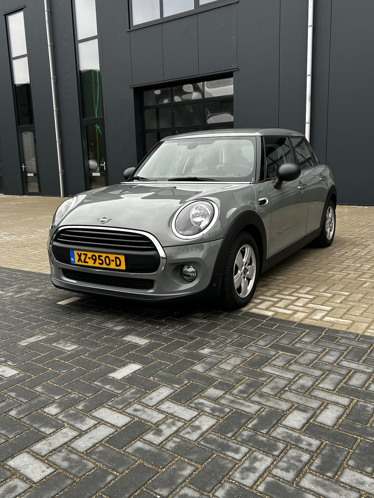 MINI Mini - 1.5 One Salt MINI One - 1.5 Salt 5-drs | Cruise control | Navigatiesysteem | Climate control | Carplay - AutoWereld.nl