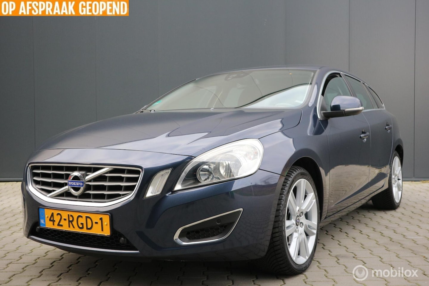 Volvo V60 - 2.0T Momentum AUTOMAAT/ECC/NAVIGATIE/TREKHAAK/NAP - AutoWereld.nl